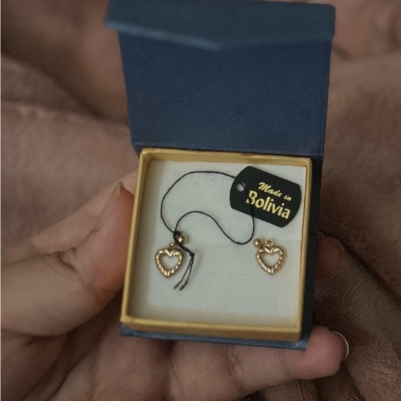 14-karat gold heart shape stud earrings (NEW IN BOX) - Picture 2 of 4